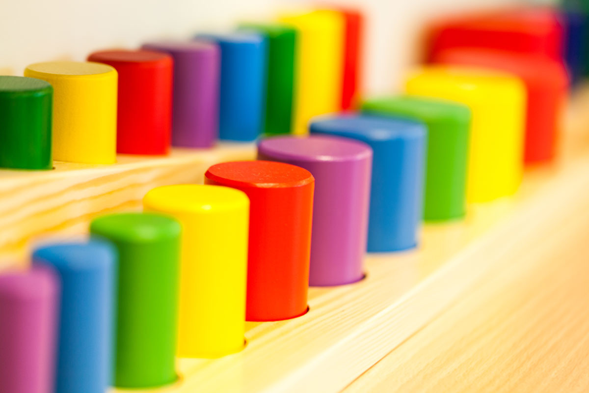 Nahaufnahme von bunden Holzspielsteinen in verschiedenen Farben.