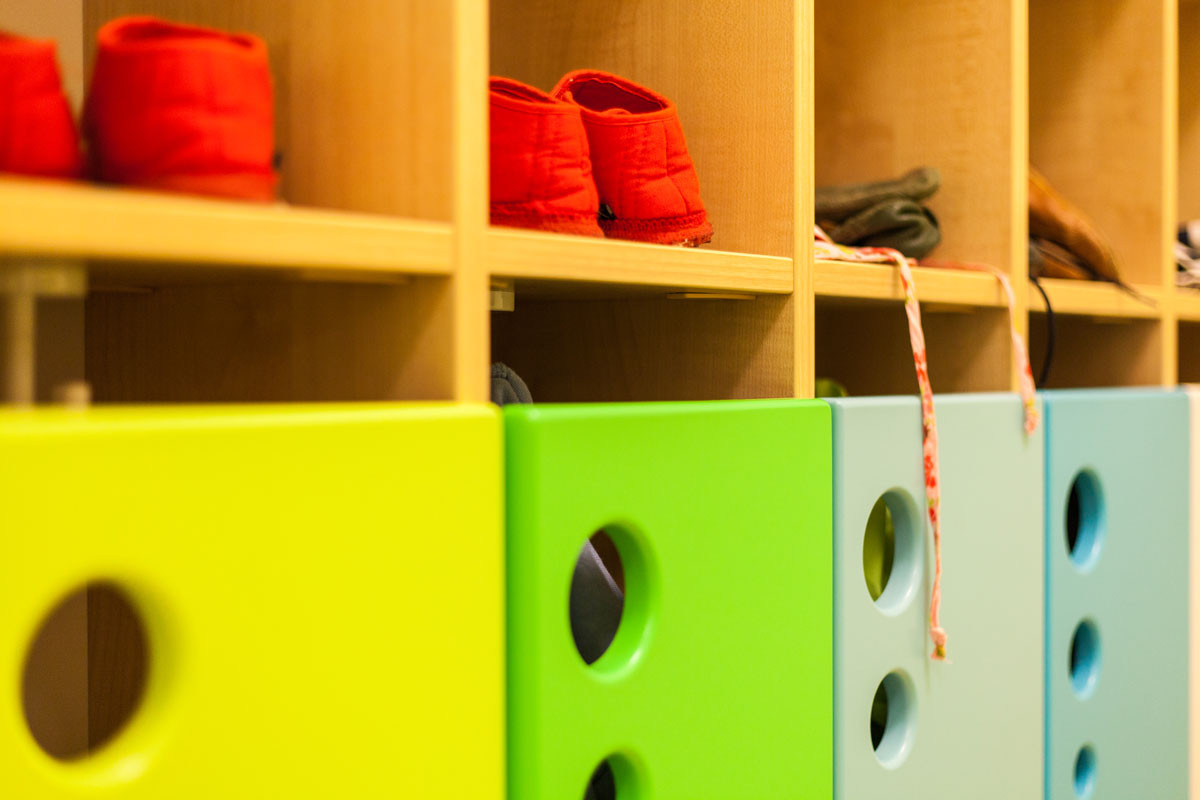 Bunte Kindergarten-Garderobe