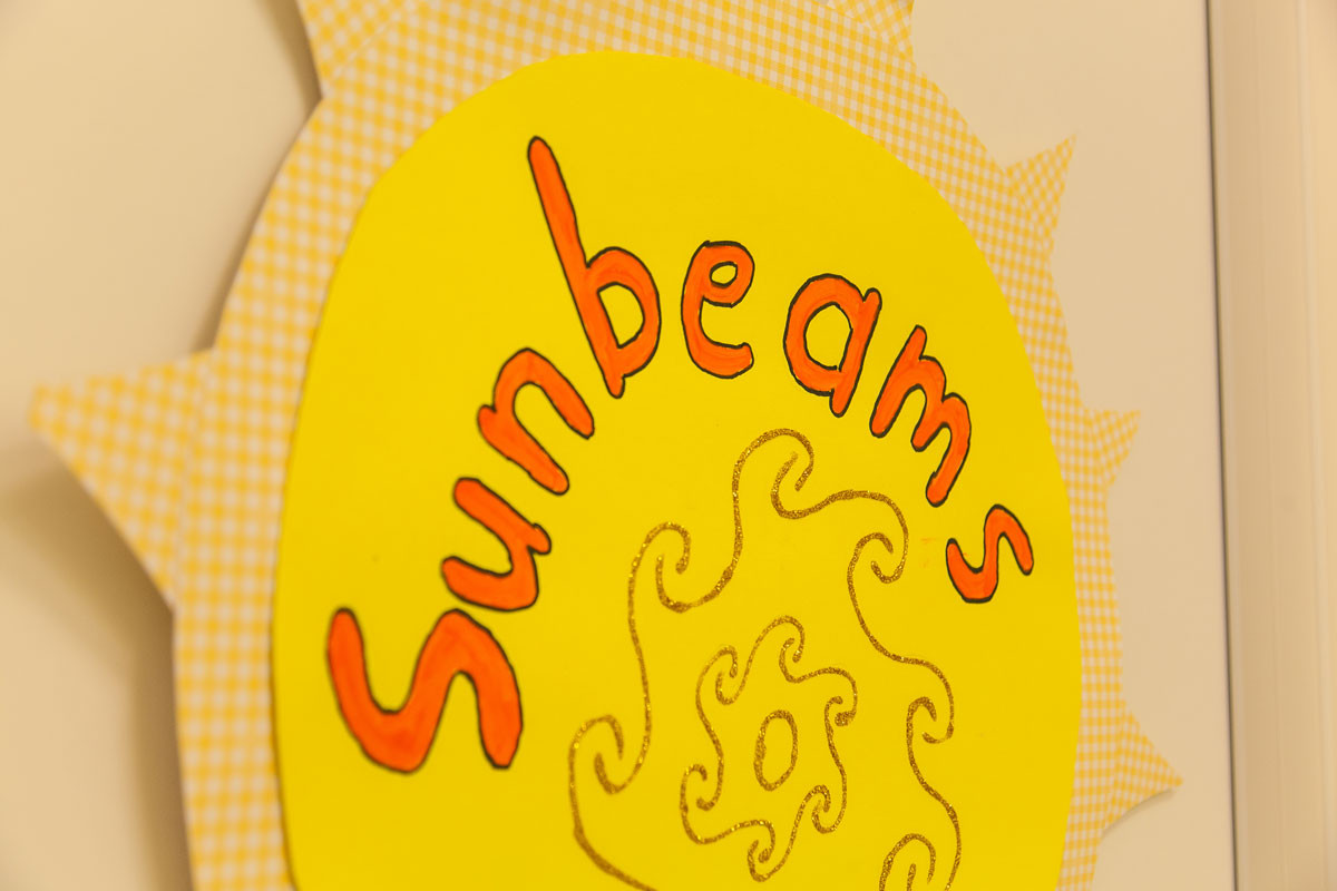 Gebastelte Sonne aus gelbem Papier mit der Aufschrift "Sunbeams".